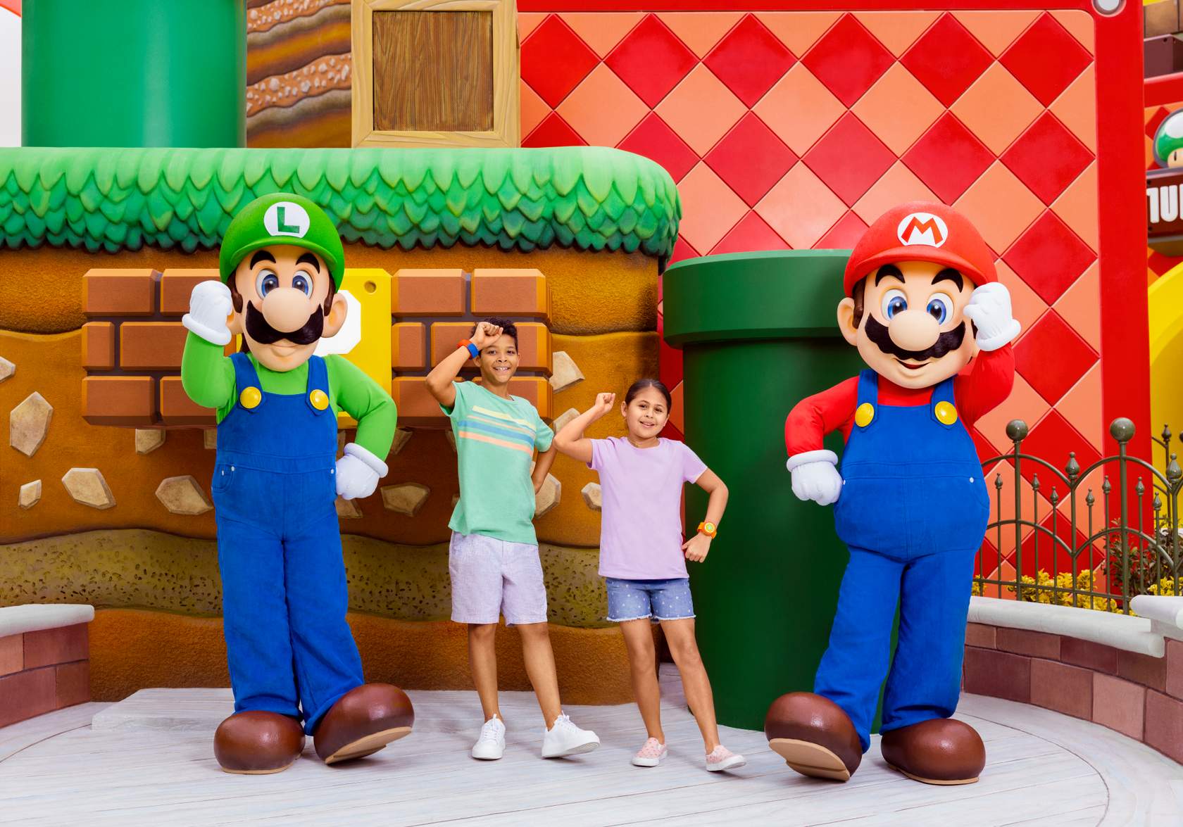 Rencontrez Mario et ses amis en personne !  Prépare-toi à rencontrer Mario, Luigi, la princesse Peach et Toad au SUPER NINTENDO WORLD™. Si vous portez votre Power-Up Band™, vous pourrez bénéficier d'une expérience améliorée. Et ne manquez pas d'immortaliser le moment en prenant une photo avec eux.