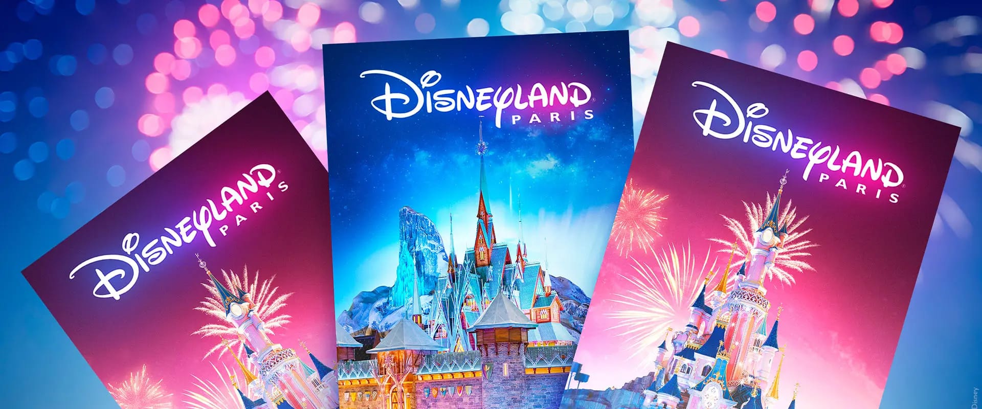 Billets Disneyland Paris, colorés de Disneyland Paris présentant le château de la Belle au Bois Dormant illuminé, entouré de feux d’artifice et du logo Disneyland Paris.