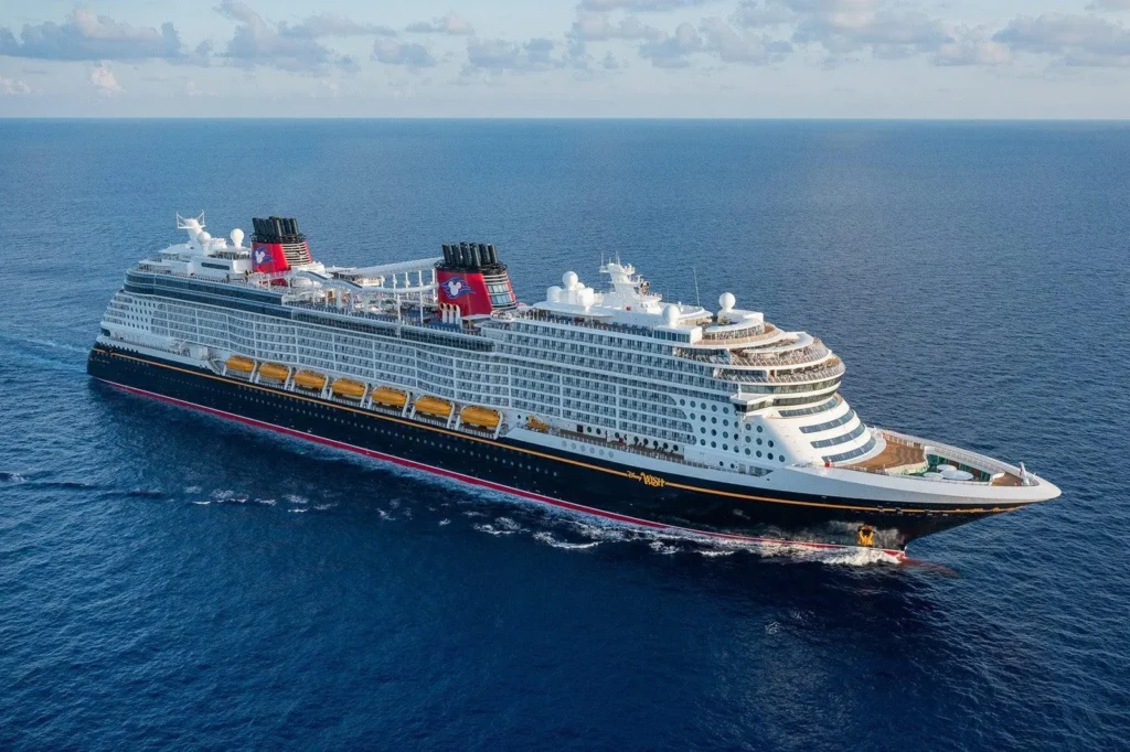 Vue aérienne du Disney Wish naviguant en mer. Ce navire de classe Wish sert de référence pour comprendre le design et les caractéristiques du futur Disney Imagination au Japon.