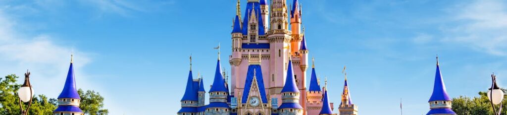 Le majestueux Cinderella Castle, symbole de magie et de rêve au cœur de Magic Kingdom