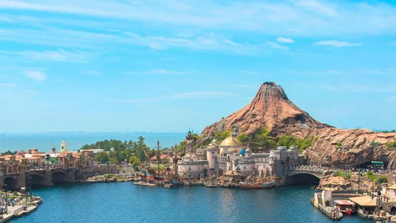 Vue panoramique de Tokyo DisneySea avec le volcan du mont Prometheus dominant la zone Mysterious Island au Japon.