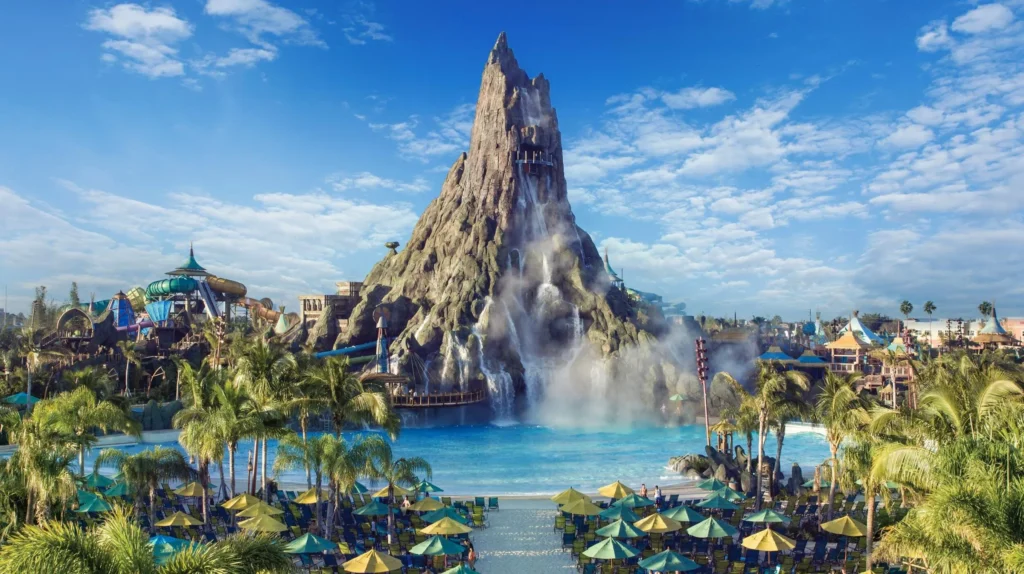 Le volcan Krakatau dominant Volcano Bay avec sa grande lagune tropicale, ses palmiers et ses attractions aquatiques à Universal Orlando Resort.